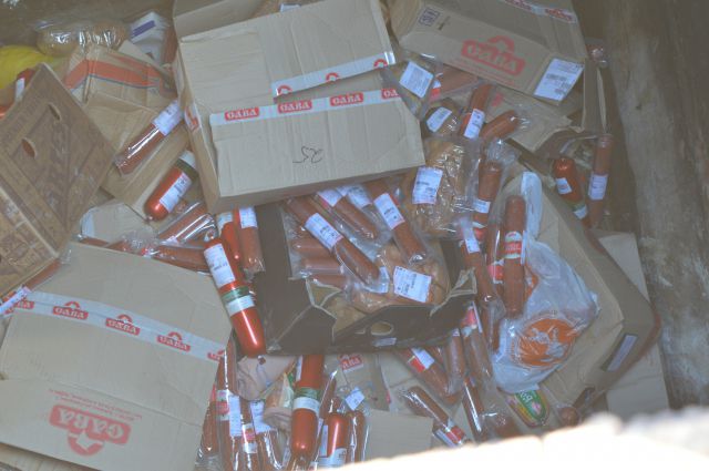 1,4 тонны просроченной колбасы из Казахстана уничтожили в Оренбуржье